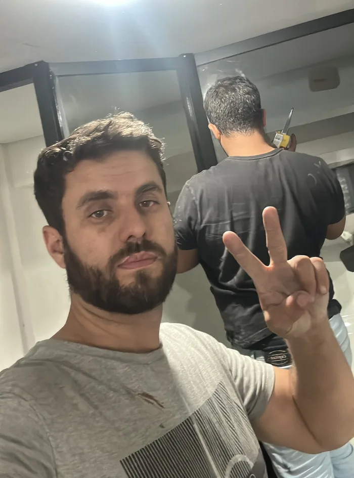 Tiago Lima, fundador da Mali Vidraçaria, durante instalação de porta de vidro